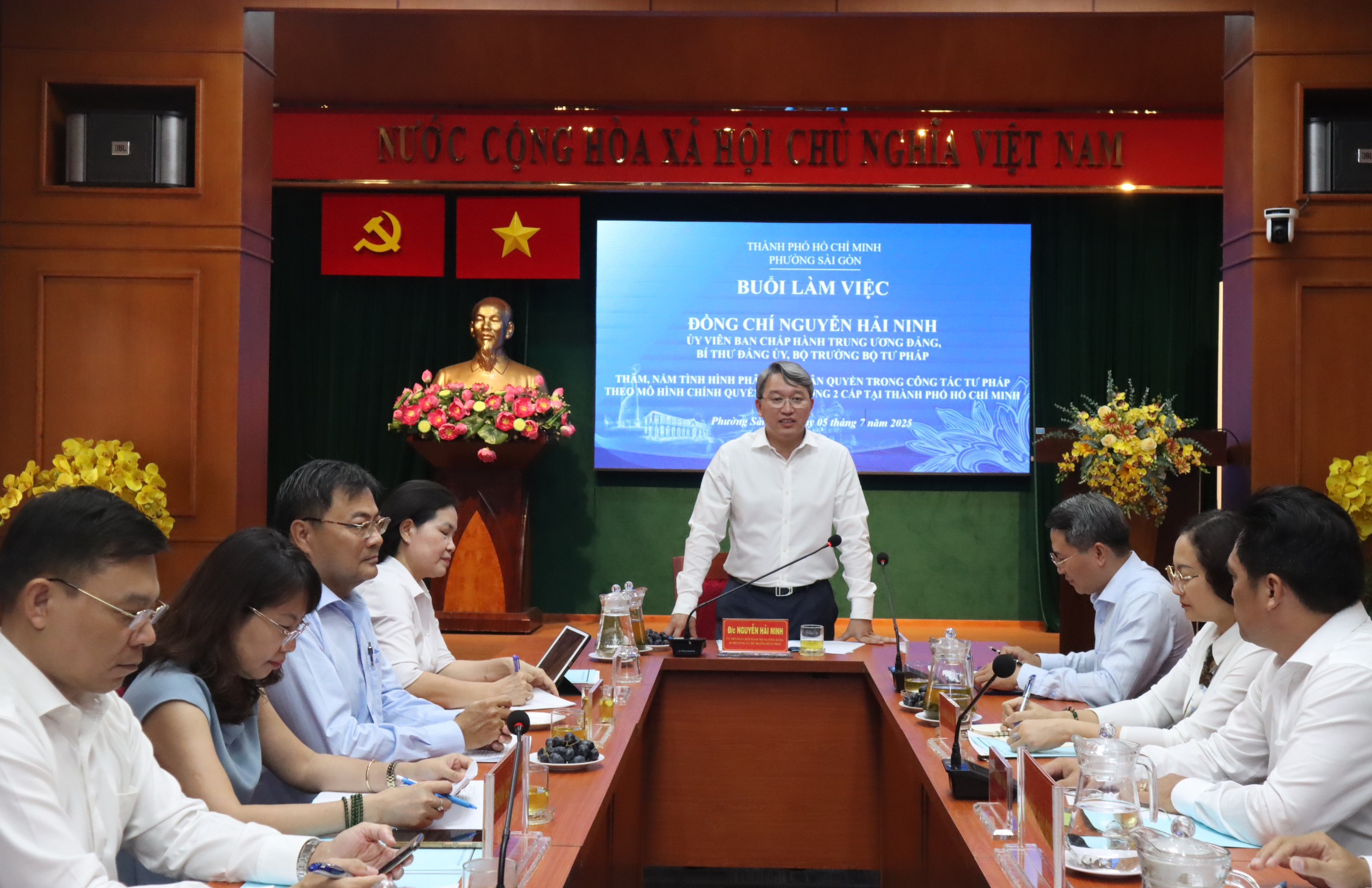 Bộ trưởng Nguyễn Hải Ninh cùng đoàn công tác Bộ Tư pháp khảo sát trung tâm hành chính công phường Sài Gòn